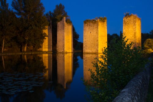 Vieux pont à Lussac les Châteaux (86)